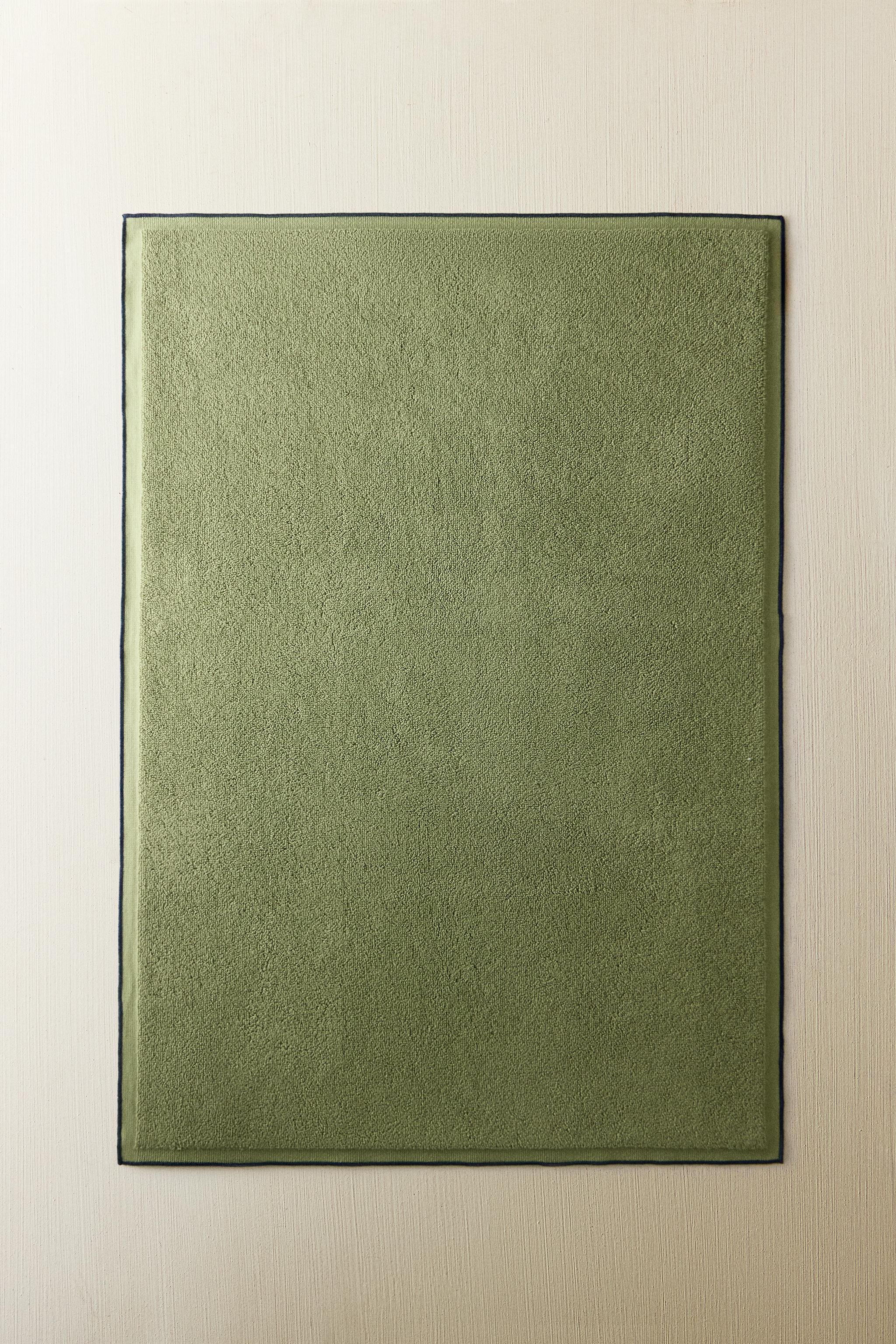 CONTRAST TOPSTITCH BATH MAT